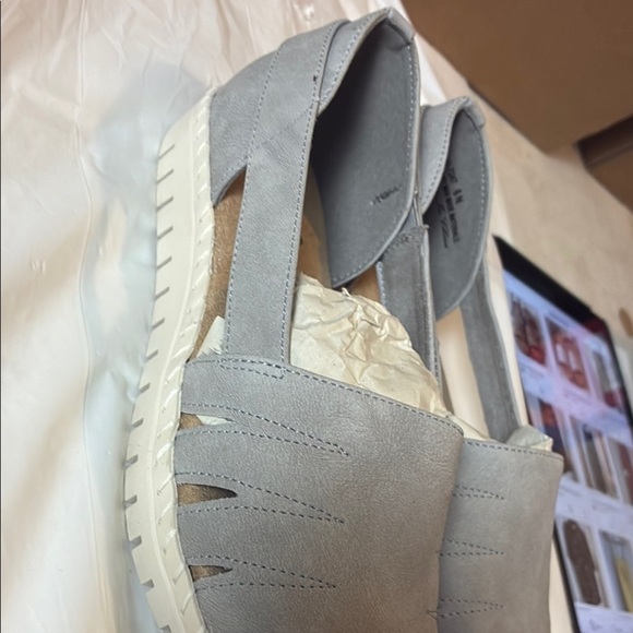 Easy Street Gray Slip-On Flats with Streamlined Design - Picture 3 of 6